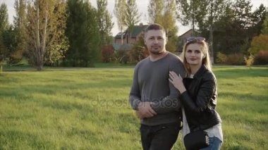 sonbahar Parkta yürümek çift