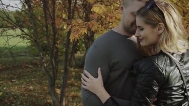 Genç bir tarihte sonbahar parkta çift.