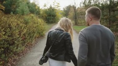 sonbahar Parkta yürümek çift