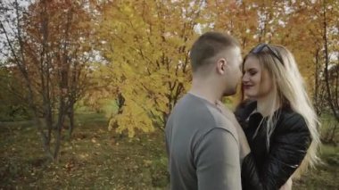 Genç bir tarihte sonbahar parkta çift.