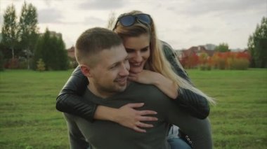 Genç çift sonbahar günü zevk