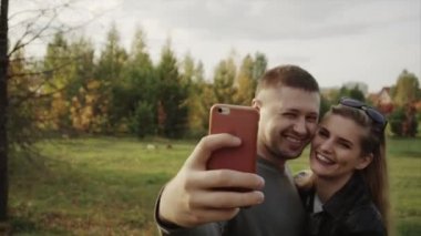 Çift selfie sonbahar parkta yapma