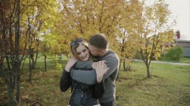 Genç bir tarihte sonbahar parkta çift.