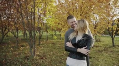 Genç bir tarihte sonbahar parkta çift.