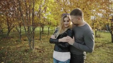 Genç bir tarihte sonbahar parkta çift.