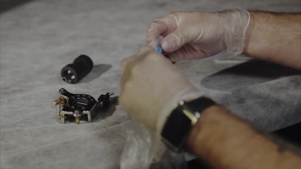タトゥー マスター準備衛生滅菌・ クリーン機器を動作するように彼の楽器 — ストック動画