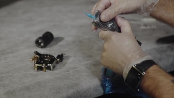 Мастер татуировки готовит свой инструмент для работы гигиены стерильного и чистого оборудования — стоковое видео