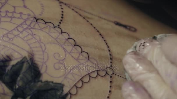 Primer plano de las manos del artista del tatuaje en guantes tatuando un patrón en la macro del cuerpo — Vídeos de Stock