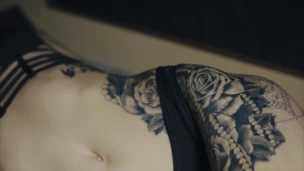 Close up shot of finished tattoo on womans body — Stock Video