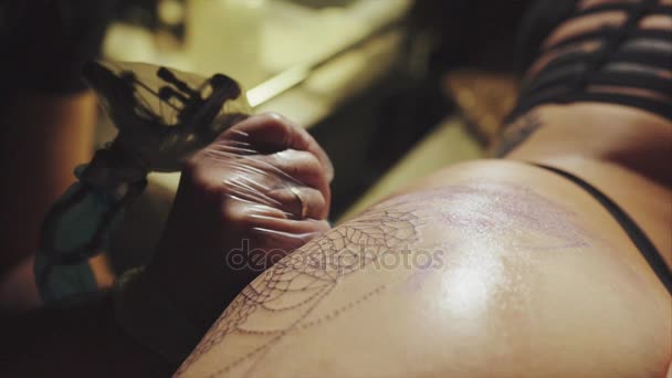 Крупним планом руки художника татуювання в рукавичках татуювання візерунок на макросі тіла — стокове відео