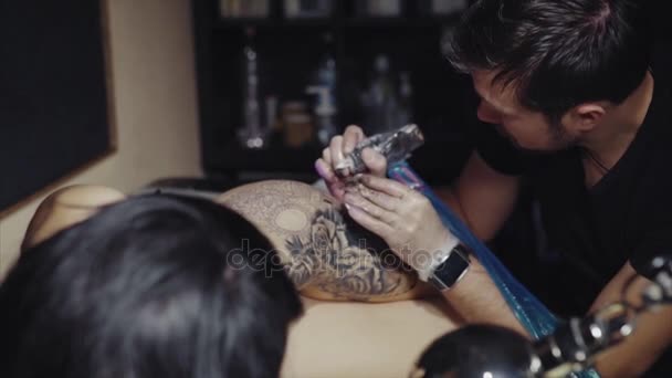 Tatuaje artista hacer tatuaje en el estudio — Vídeos de Stock