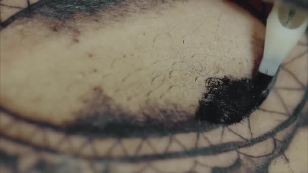 Close-up da máquina de tatuagem tatuando um padrão na macro do corpo — Vídeo de Stock