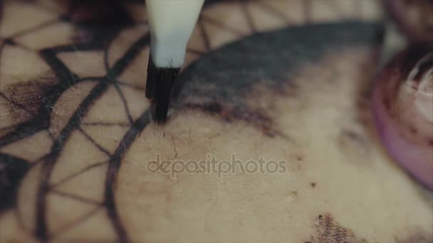 Крупный план тату-машины с рисунком на макросах тела — стоковое видео