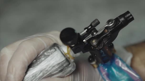 Крупним планом робоча татуювальна машина — стокове відео