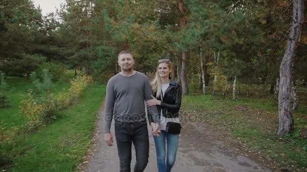 Пара прогулки в осеннем парке — стоковое видео