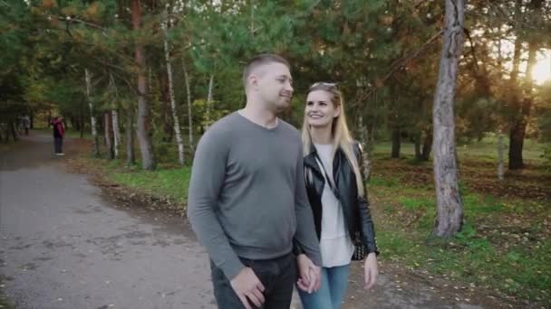 가 공원에서 산책 하는 커플 — 비디오