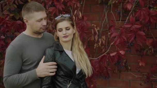 Junges Paar bei einem Date im Herbstpark — Stockvideo