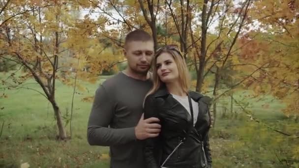 Jeune couple à une date dans le parc d'automne — Video