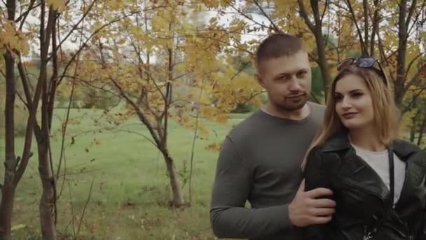 Pareja joven en una cita en el parque de otoño — Vídeos de Stock