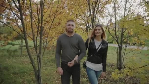 Pareja caminando en el parque de otoño — Vídeos de Stock