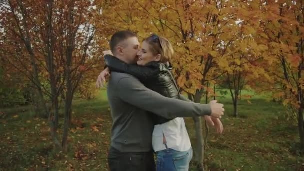 Joven pareja feliz se reúnen en el parque de otoño — Vídeos de Stock