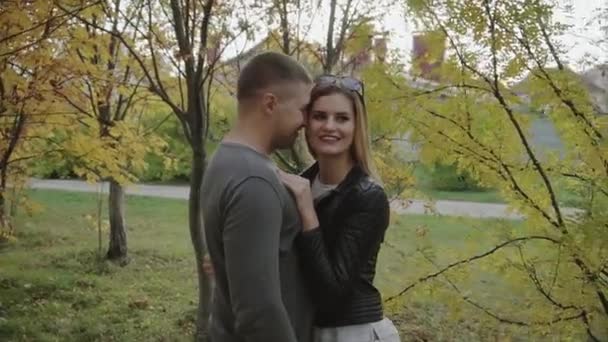 Pareja joven en una cita en el parque de otoño — Vídeo de stock