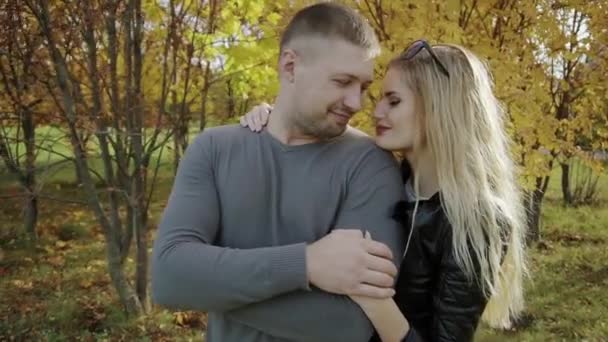 Молода пара на побаченні в осінньому парку — стокове відео