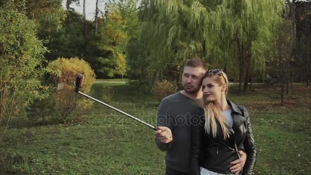 Ζευγάρι κάνει selfie στο πάρκο φθινόπωρο — Αρχείο Βίντεο