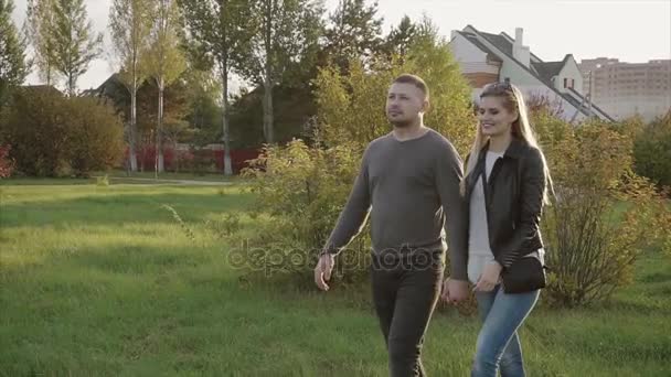 Paar wandelen in de herfst park — Stockvideo