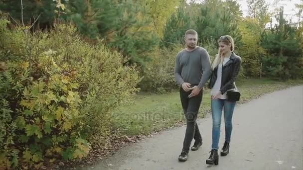 Paar wandelen in de herfst park — Stockvideo