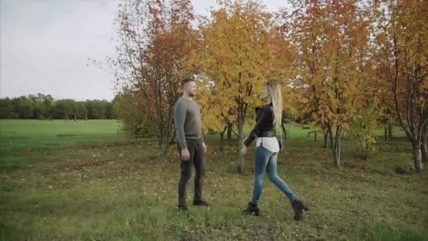 Jeune couple heureux se rencontrent dans le parc d'automne 