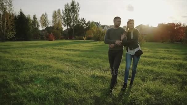 Pareja caminando en el parque de otoño — Vídeos de Stock