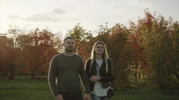 Pareja caminando en el parque de otoño — Vídeos de Stock
