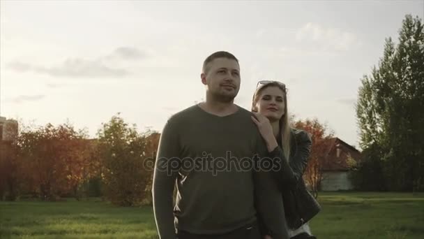 Пара гуляє в осінньому парку — стокове відео