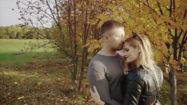 Genç bir tarihte sonbahar parkta çift.