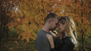 Genç bir tarihte sonbahar parkta çift.