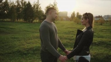 Genç bir tarihte sonbahar parkta çift.