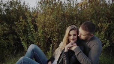 Genç çift birbirlerine sonbahar Park'ın bahçesinde oturan zevk