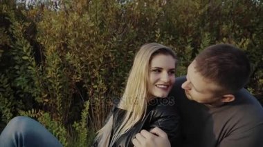 Genç çift birbirlerine sonbahar Park'ın bahçesinde oturan zevk