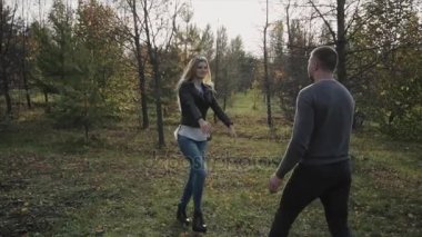 Genç mutlu çift sonbahar parkta karşılamak