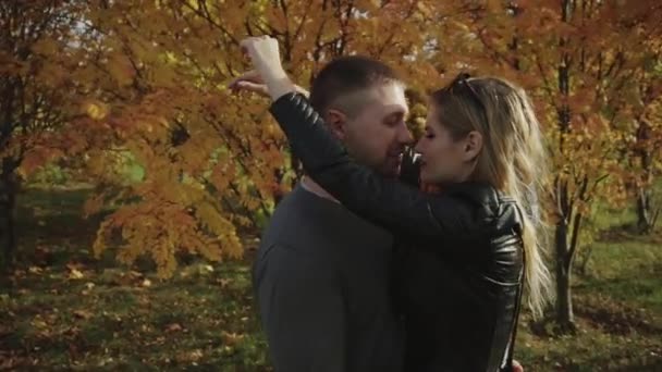 Νεαρό ζευγάρι σε μια ημερομηνία στο πάρκο φθινόπωρο — Αρχείο Βίντεο