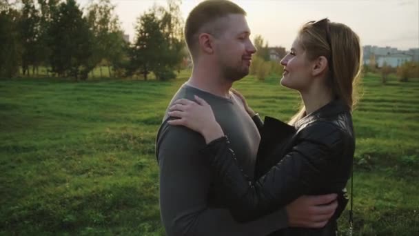 Casal jovem em uma data no parque de outono — Vídeo de Stock