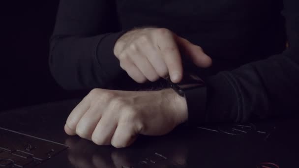 男のショットはスマートな時計を使用して手、スマートウォッチをクローズ アップ — ストック動画