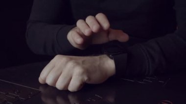 Genç adam vurup dükkanda onun akıllı saatler hakkında bakan görüntüsünü kapatmak.