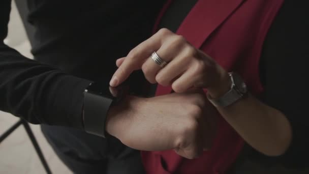 Κοντινό πλάνο του ανθρώπου που δείχνει τη φίλη τα οφέλη της έξυπνα ρολόγια στο χέρι. — Αρχείο Βίντεο
