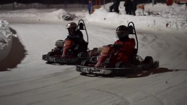 Togliatti, russland - 6. januar 2017: winter wettbewerbe kartrennen auf eis in der nacht. — Stockvideo