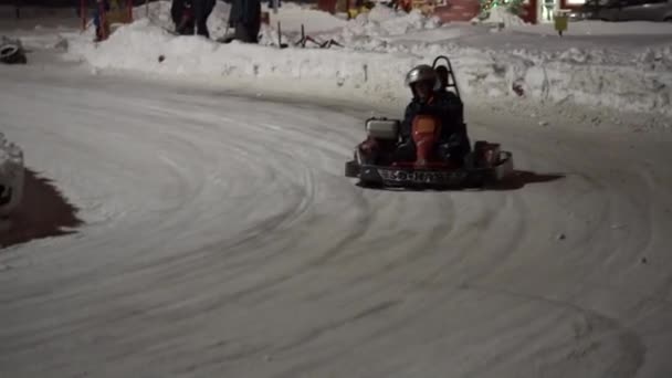 Togliatti, Federacja Rosyjska - 6 stycznia 2017 roku: Racer w karty na trasie na wyścigi z dużą prędkością przechodzi kolej. — Wideo stockowe