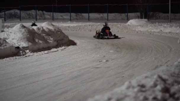 Togliatti, Rusya - 6 Ocak 2017: buzda geceleri yarış kış yarışmalar karting. — Stok video