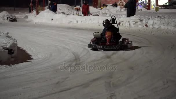 Togliatti, Rusya - 6 Ocak 2017: buzda geceleri yarış kış yarışmalar karting. — Stok video