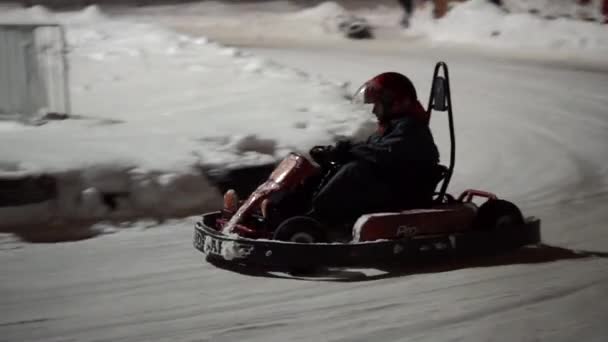 Togliatti, Rusko - 6 ledna 2017: Závodník v kartě na trase pro závody ve vysoké rychlosti předává tahu. — Stock video